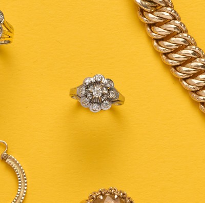 BAGUE FLEUR en or gris (750) et petits diamants...