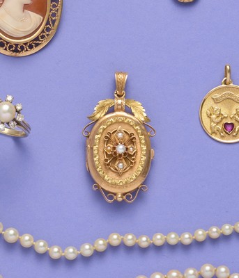 PENDENTIF MEDAILLON en or (750), décor de...
