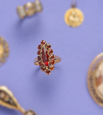 BAGUE MARQUISE en or (750) et verroteries...