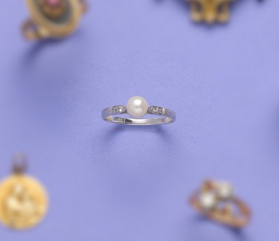 BAGUE FINE en or gris (750), perle de culture,...