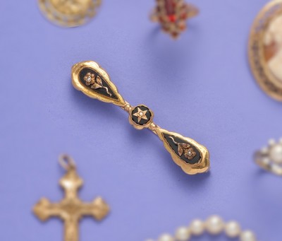 BROCHE en or (750), onyx et perles. Dans...