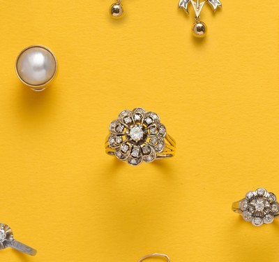 BAGUE FLEUR en or gris (750) et diamants...