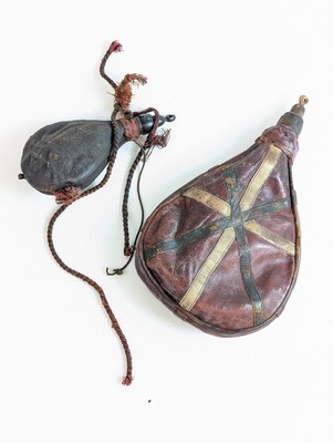DEUX XAHAKOA ou GOURDES à poche en cuir à...