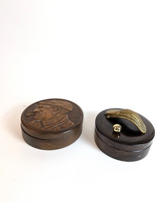 DEUX BOÎTES CIRCULAIRES en bois, l'une à...