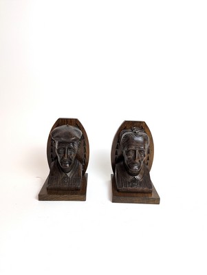 PAIRE DE SERRE-LIVRES en bois sculpté figurant...