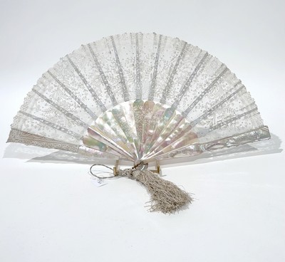 ÉVENTAIL à feuille de dentelle et brins en...