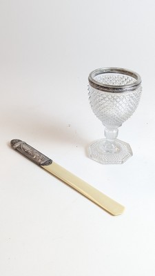 - COUPE-PAPIER à manche en argent (950) à...