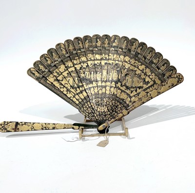 ÉVENTAIL de type brisé en laque noire rehaussée...
