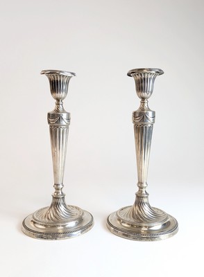 PAIRE DE CHANDELIERS en argent ciselé et...