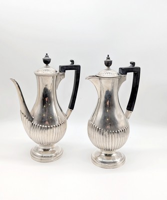 CAFETIÈRE ET THÉIÈRE de forme balustre à...