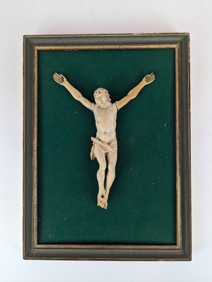 CHRIST en ivoire sculpté, la tête ceinte...