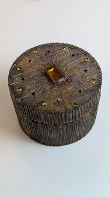 BOÎTE ronde en résine teintée brun à décor...