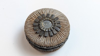 PETITE BOÎTE ronde en résine dorée et talosel...