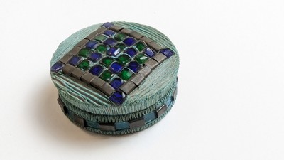 PETITE BOÎTE ronde en résine teintée bleu...