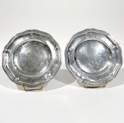 DEUX COUPELLES en argent (800) à bords contournés...