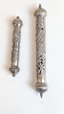 DEUX ÉTUIS A MEGUILA de forme cylindrique...