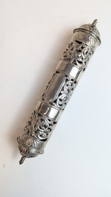 ÉTUI A MEGUILA en argent (800), de forme...