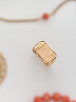 CHEVALIÈRE en or (750). Non gravée.