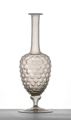 CARAFE en verre soufflé à haut col ourelé...