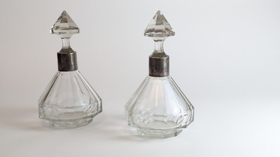 PAIRE DE CARAFES A SPIRITUEUX en verre taillé...