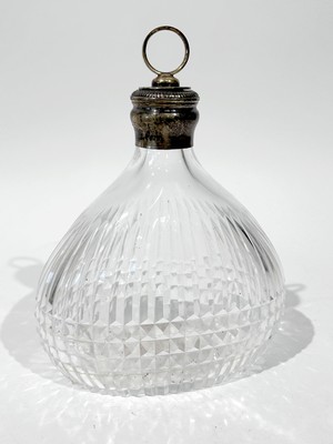 CARAFE A WHISKY en verre moulé pressé à large...