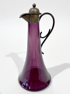 PETITE CARAFE en verre moulé soufflé et teinté...