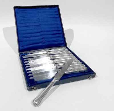 SUITE DE DOUZE COUVERTS A FRUIT en argent...