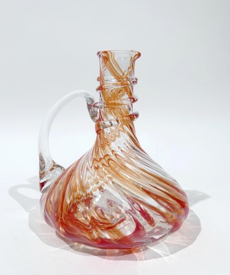 CARAFE pansue en verre soufflé à panse torsadée...
