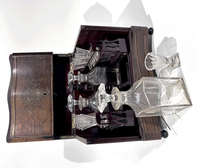 CAVE A LIQUEUR en placage de noyer à filets...