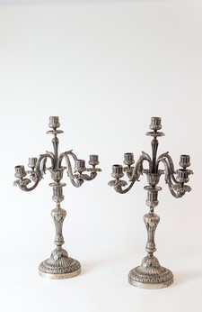 PAIRE DE GRANDS CANDÉLABRES en bronze argenté,...
