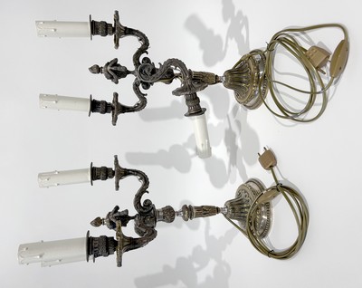 PAIRE DE CANDÉLABRES en bronze argenté, à...