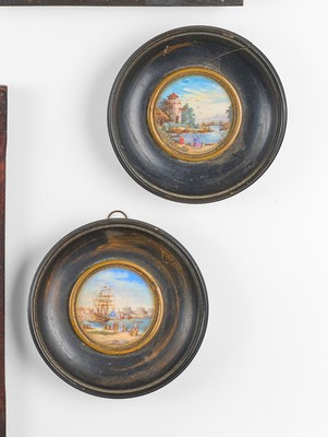 DEUX MINIATURES rondes formant pendants représentant...