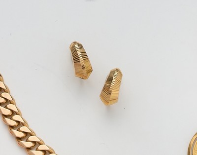 PAIRE DE PETITES CRÉOLES travaillées en or...