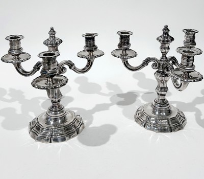 PAIRE DE CANDELABRES ou BOUTS DE TABLE, à...