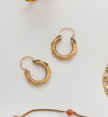 PAIRE DE CRÉOLES en or (750) à pans et à...