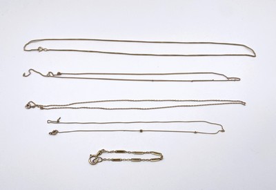 LOT DE CINQ CHAÎNES en or (750) à mailles...