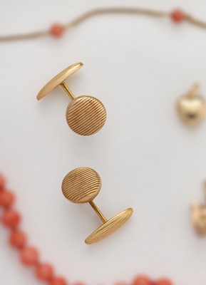 PAIRE DE BOUTONS DE MANCHETTES rond en or...