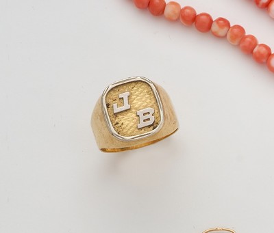 CHEVALIÈRE en or (750) chiffrée "JB" sur...