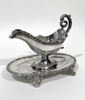 SAUCIERE casque, sur présentoir, en argent...