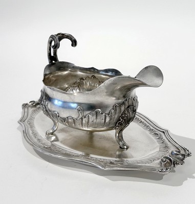 SAUCIERE casque à corps rond tripode, sur...