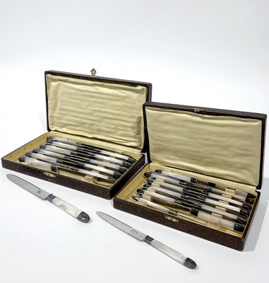 SUITE DE DOUZE COUTEAUX ET DOUZE COUTEAUX...