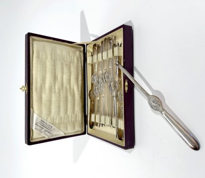 DOUZE FOURCHETTES OU PIQUES A HOMARD en métal...