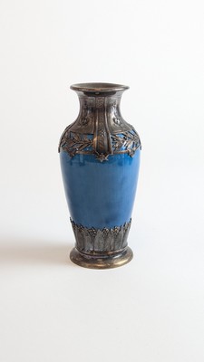 PETIT VASE de forme balustre en faïence émaillée...