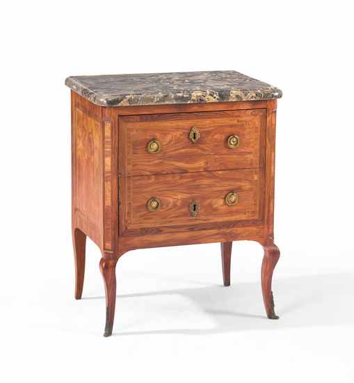 CURIEUSE PETITE COMMODE de forme rectangulaire...