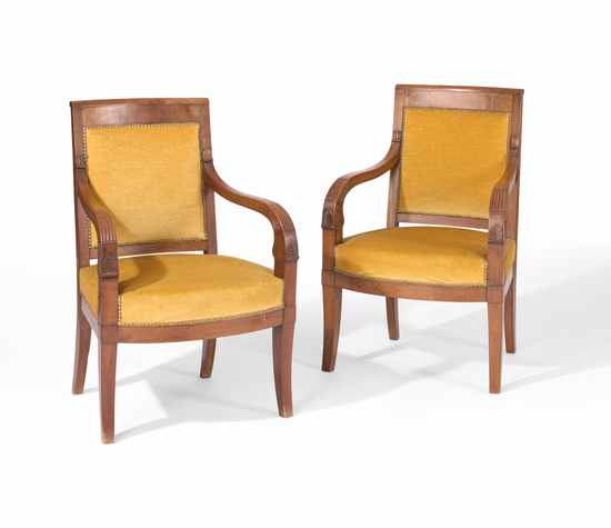 PAIRE DE FAUTEUILS à dossier carré cintré,...