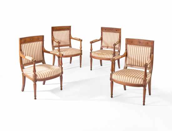 SUITE DE QUATRE FAUTEUILS en hêtre teinté...