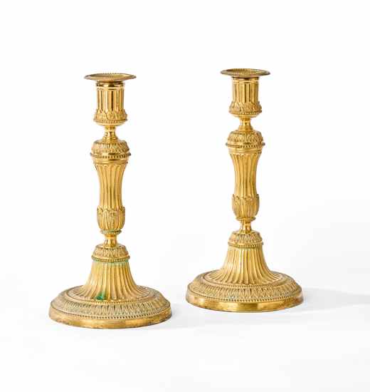 PAIRE DE FLAMBEAUX de forme balustre en bronze...