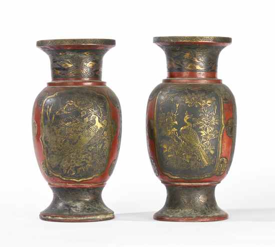 PAIRE DE VASES en tôle laquée à décor d'oiseaux...