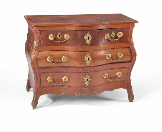 PETITE COMMODE BORDELAISE de forme tombeau,...