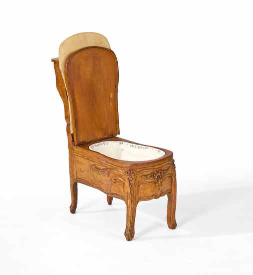 CHAISE D'AISANCE en bois naturel mouluré...